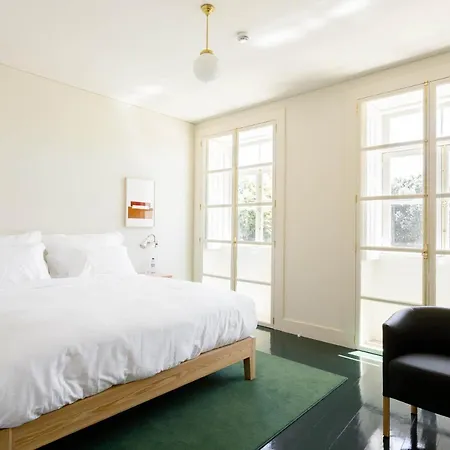 Duas Portas Townhouse Oda ve Kahvaltı